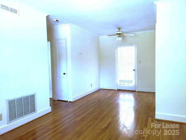 Foto del edificio - 2357 Sharon Rd