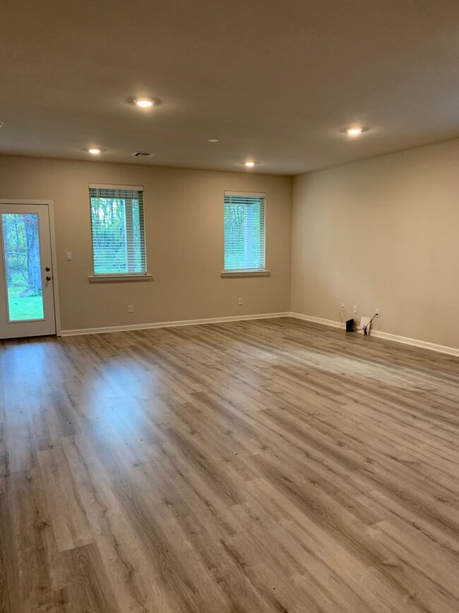 Building Photo - 7531 Trailview Dr