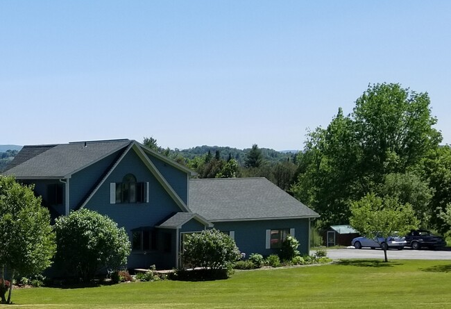 Foto del edificio - 160 Old Farm Rd