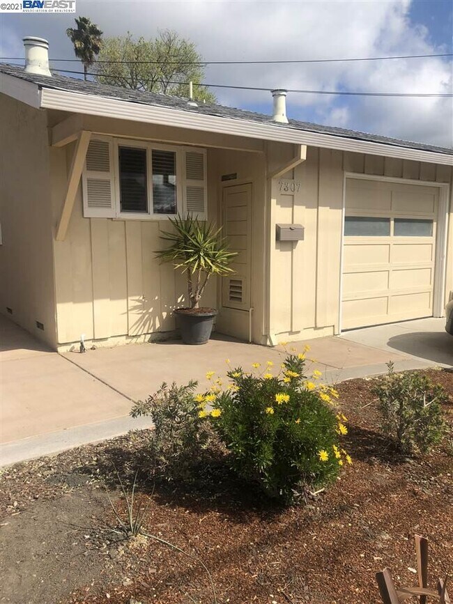 Building Photo - 7307 Glenoaks Way