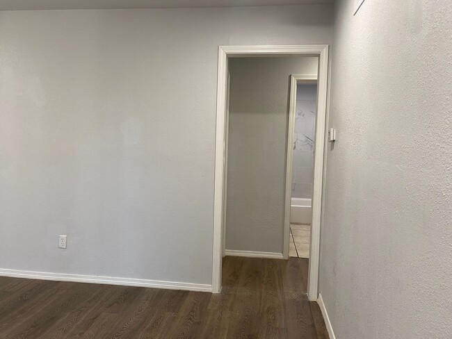 Building Photo - 3 Bedroom 1 Bath Home