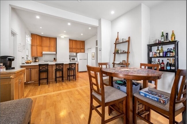 Building Photo - 866 E 5th St