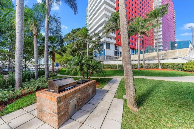 Building Photo - 1627 Brickell Ave