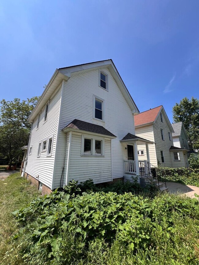 Building Photo - 15407 School Ave