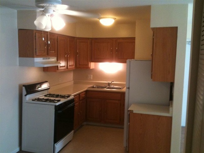 Building Photo - 300 W Lakeside Dr