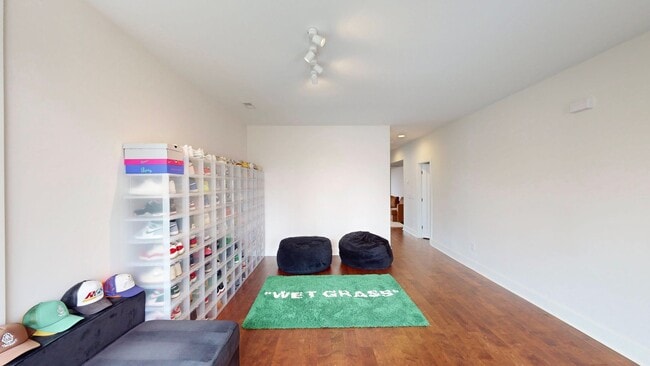 Building Photo - 1220 Lomax Ave