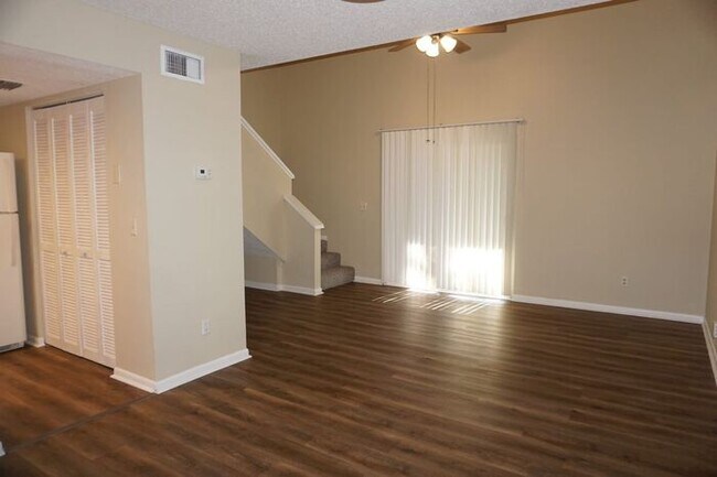 Foto del edificio - 2 Bedroom/2 Bath Townhome Near NAS Jax