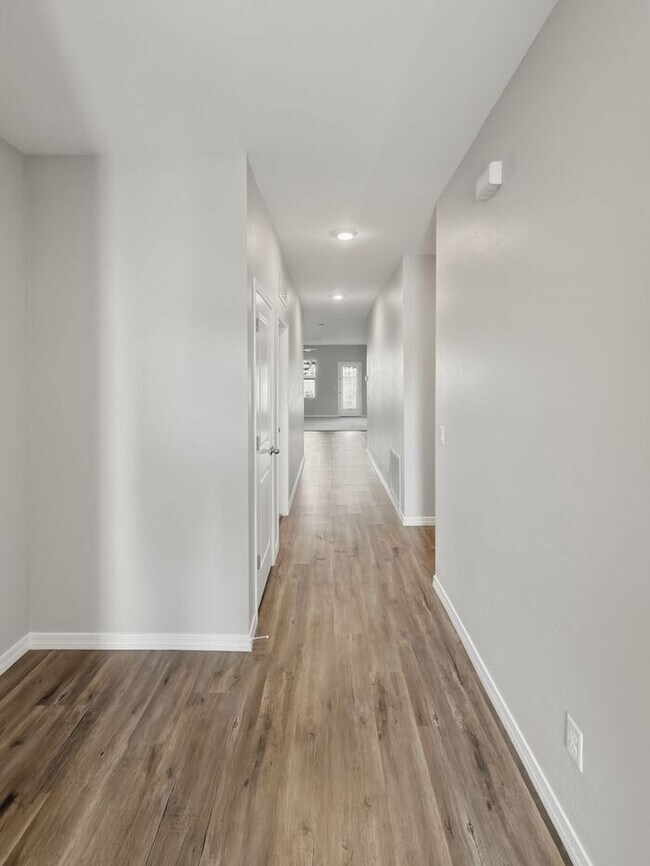 Building Photo - Spacious 4 Bedroom, 3 Bathroom home in Litchfield Park!