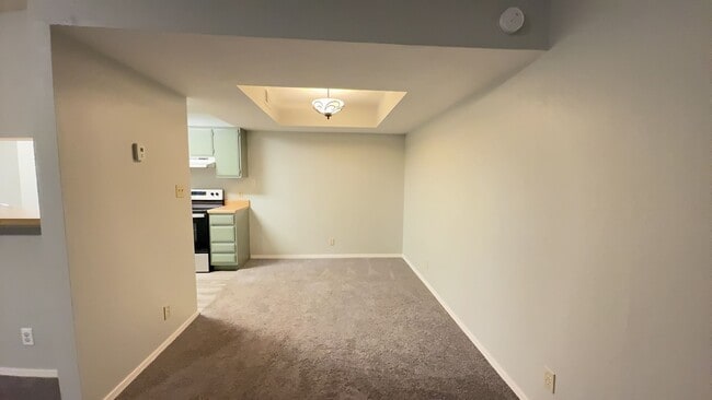 Building Photo - Welcome to this 2 bedroom, 2.5 bath home l...