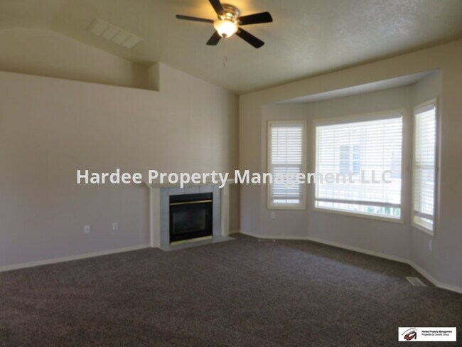 Building Photo - 668 W Applegate St