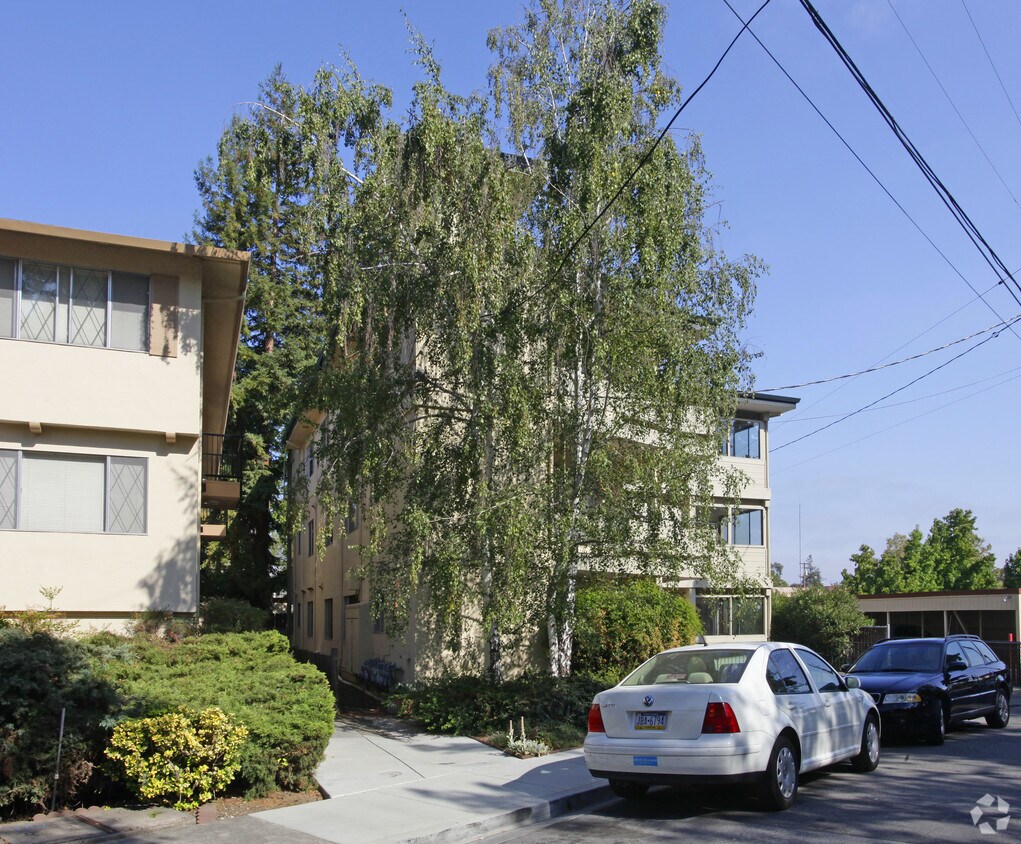 Building Photo - 530 Kendall Ave