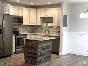 Building Photo - 160 Cypress Club Dr