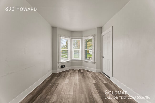 Building Photo - Bright Upper Unit in Central Location