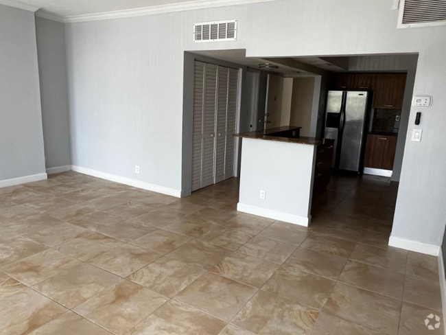Building Photo - 525 N Ocean Blvd