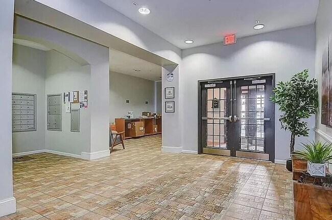 Building Photo - Fully Furnished Condo!
