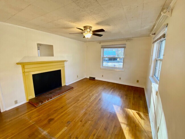 Building Photo - 3 Bedroom House Minutes Away From Downtown!