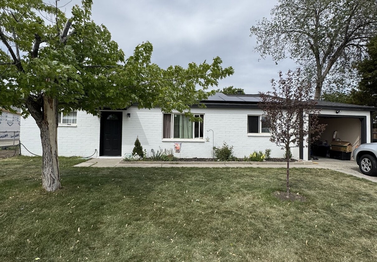Quiet 3 Bed Kearns Home with Solar, Safe Neighborhood, Great Location!!! - Quiet 3 Bed Kearns Home with Solar, Safe Neighborhood, Great Location!!!