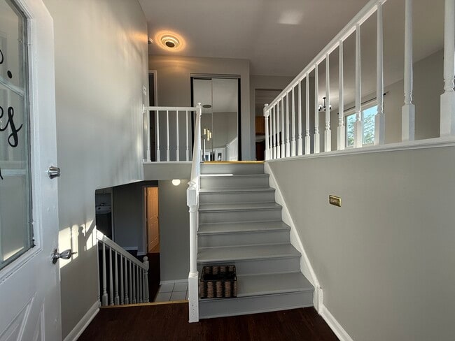 Building Photo - 3900 Sandpiper Dr