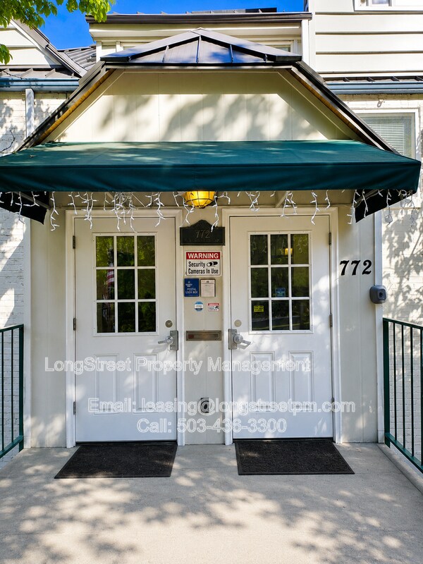 Building Photo - 772 SW Broadway Dr