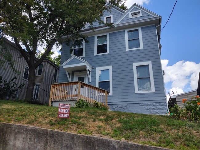 Building Photo - 611 N Perry St