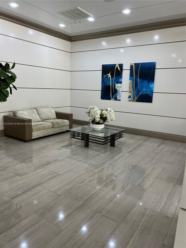 Foto del edificio - 19390 Collins Ave