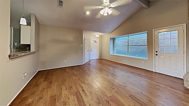 Foto del edificio - 1545 Miller Ave