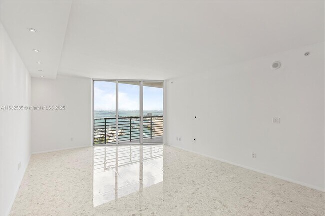 Foto del edificio - 325 S Biscayne Blvd