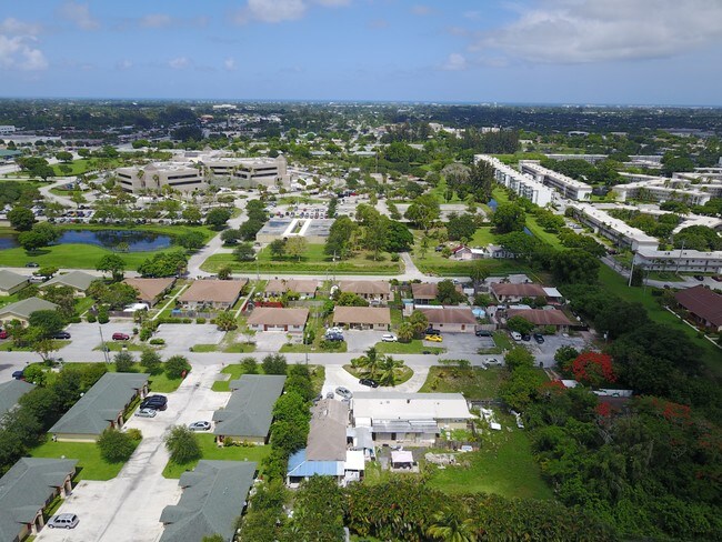 Building Photo - 1975 Palm Acres Dr