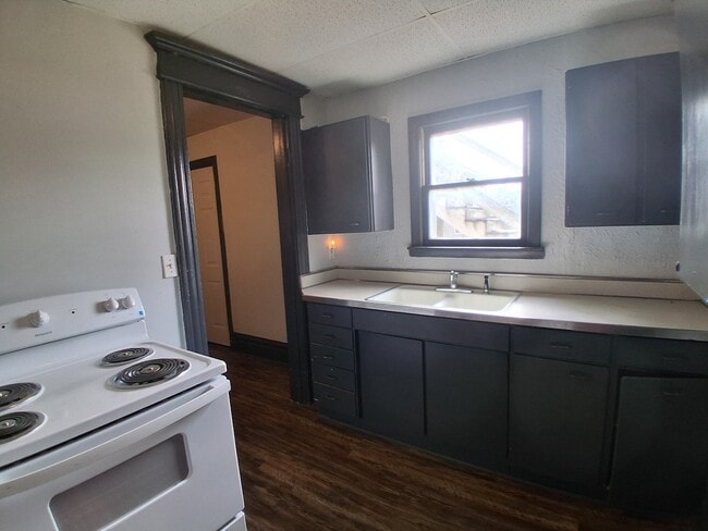 Building Photo - 604 S Main St