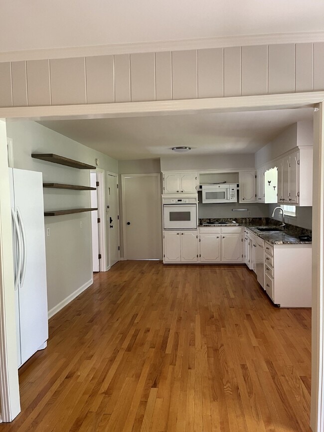 Building Photo - 810 Davis Dr