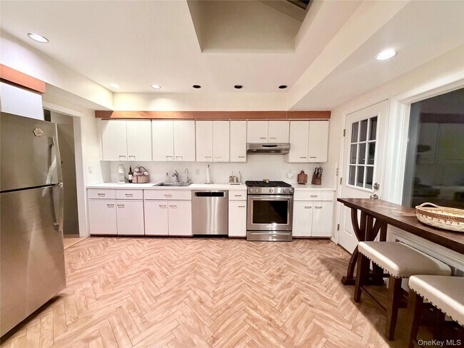 Building Photo - 821 Channel Rd