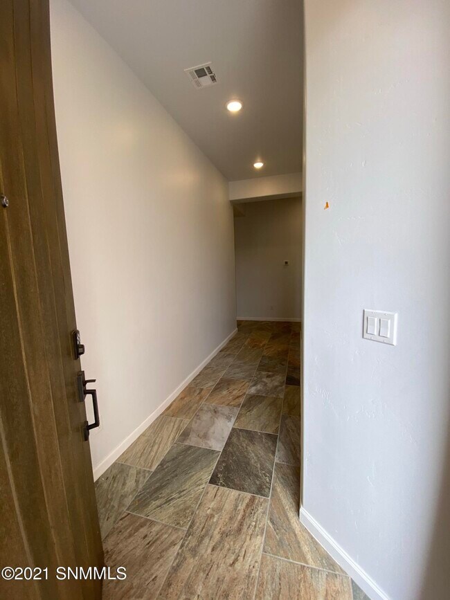 Building Photo - 4026 N Sommerset Ave