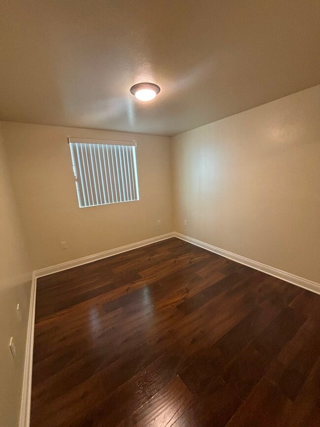 Building Photo - 702 1/2 W 45th St