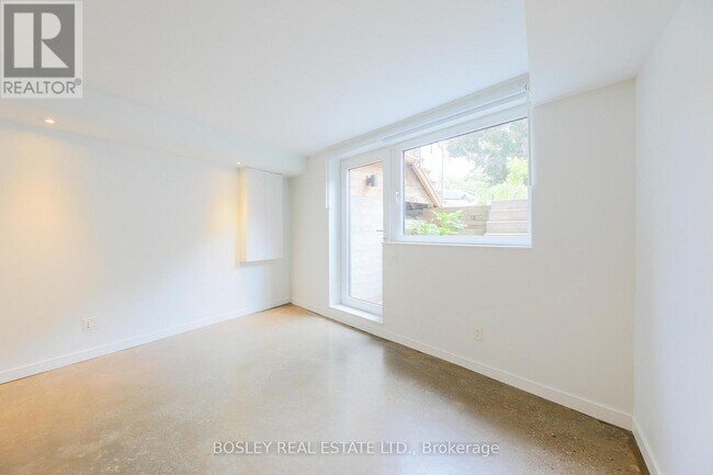 Photo du bâtiment - 63 Dagmar Ave
