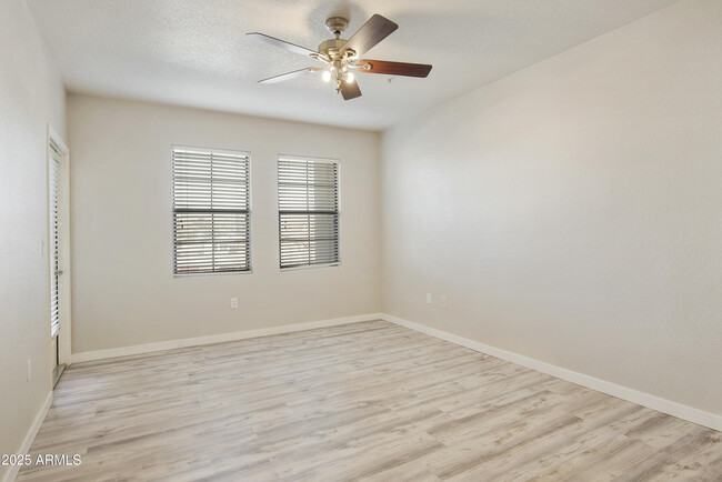 Foto del edificio - 5302 E Van Buren St