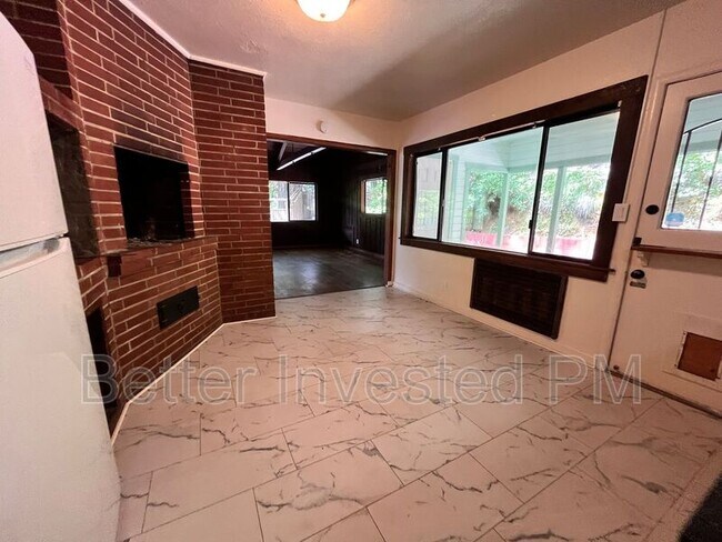 Foto del edificio - 24665 Birch St