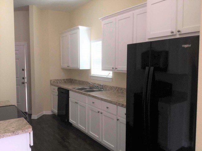 Building Photo - 1633 Mockingbird Ln