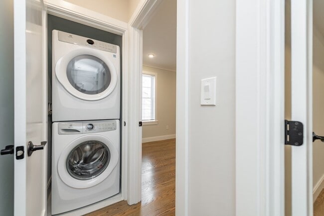 Building Photo - 12 Rush St