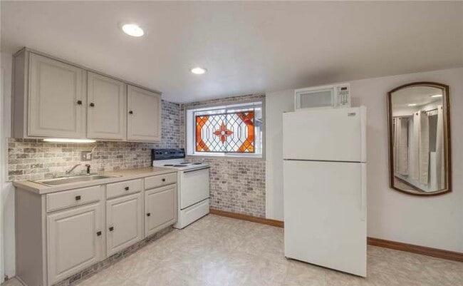 Photo - 643 Ferndale Ave NE House