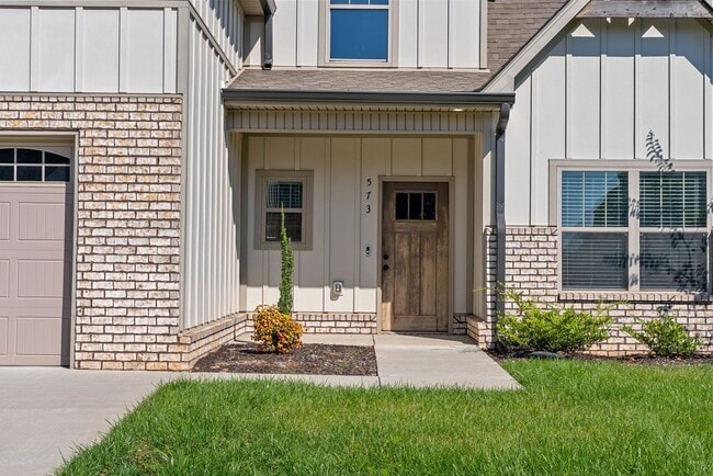 Building Photo - Pet Friendly Four Bedroom with Bonus!