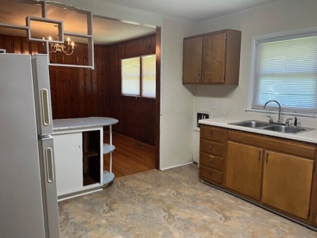Building Photo - ~~Cute 2 bedroom brick ranch w/fenced back...