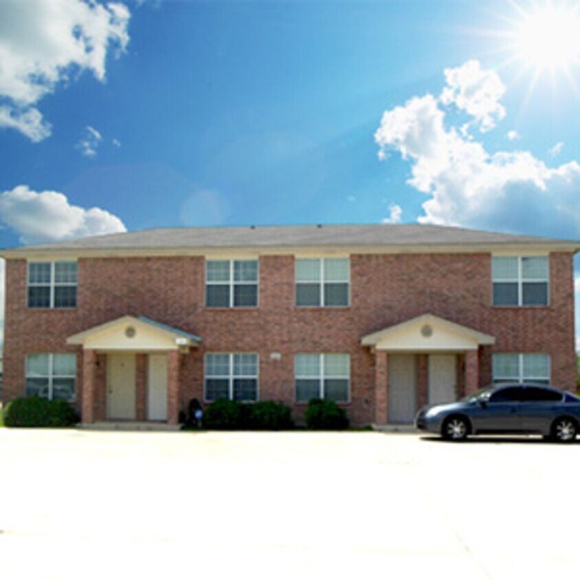 Primary Photo - 805 Leifester Cir