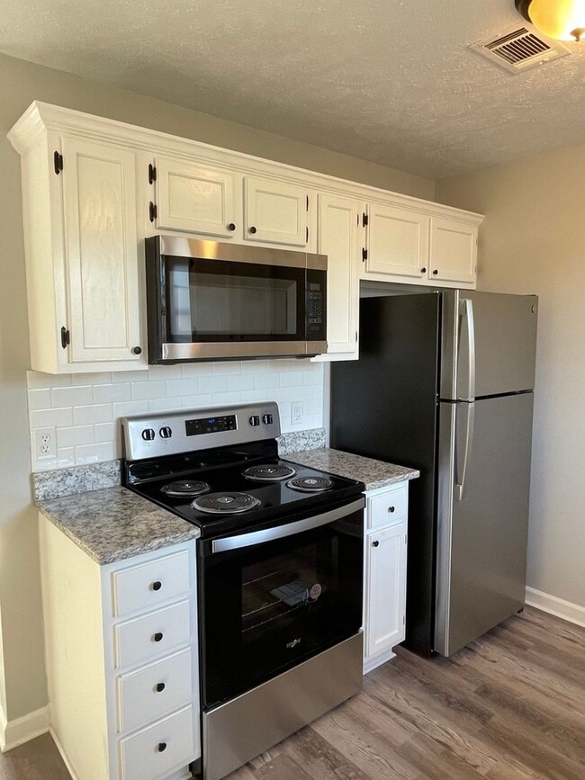 Building Photo - Updated 3/2 with privacy fence!