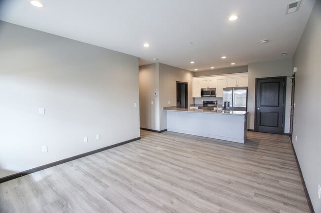 Building Photo - New! Beautiful 2 Bed, 2 Bath Apartment in ...