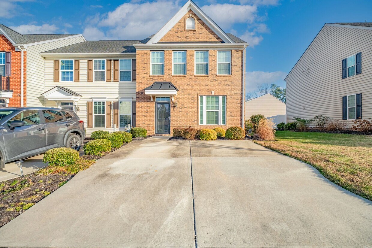 Primary Photo - Spacious 3 Bedroom 2.5 Bath Townhome in Ch...