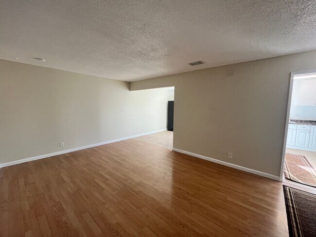 Foto del edificio - Two Story Three Bedroom Townhouse in San J...