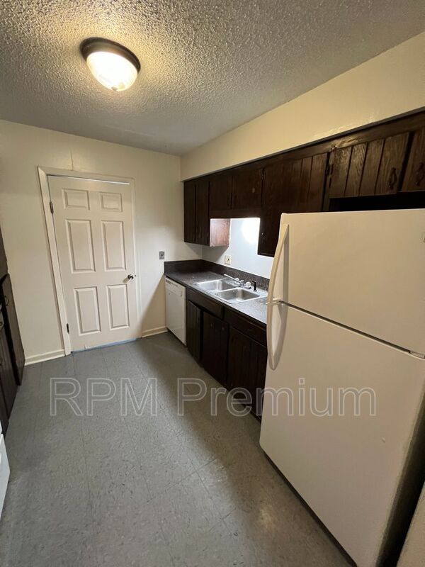 Building Photo - 2150 N Sherwood Forest Dr