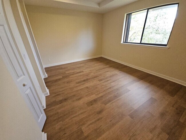 Foto del edificio - 6185 Laurel Ln