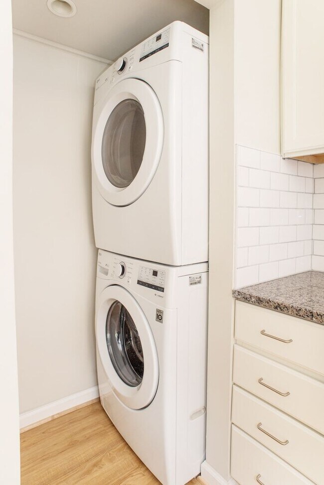 Foto del edificio - Hilltop Village - Fantastic, totally  upgraded 2 bedroom, 1.5 bath end unit TH!