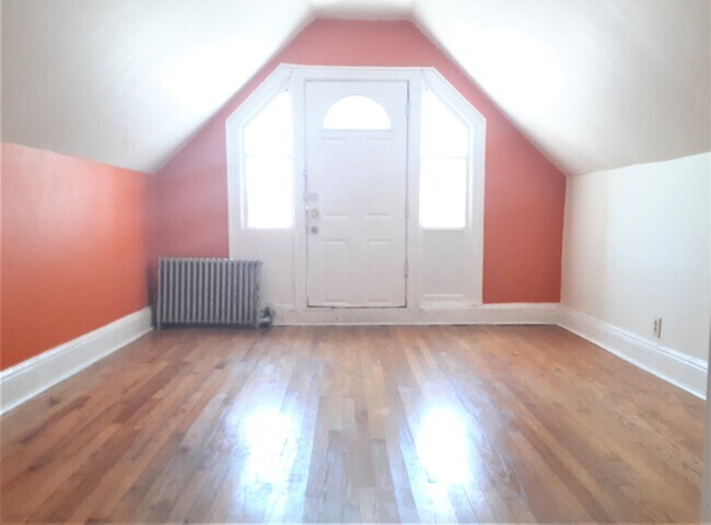 Building Photo - 591 E 3rd St